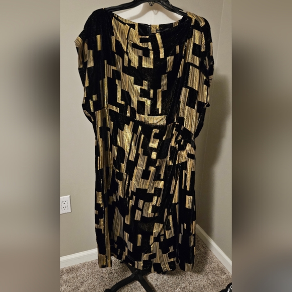 NWT Donna Karan Velvet Burnout Sheath Dress: Black & Gold: Size- 10 - Picture 3 of 16